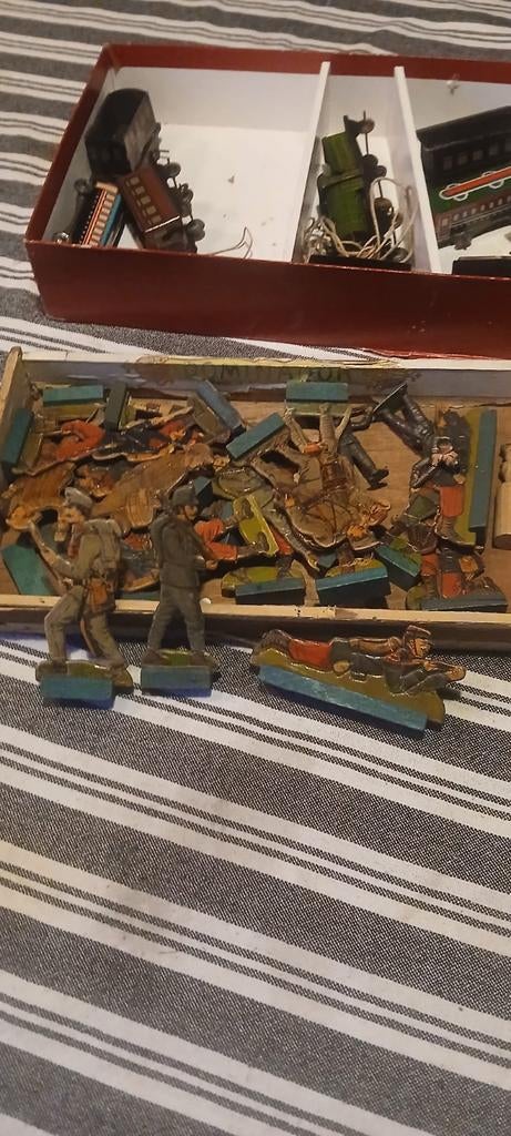 Verzameling van vintage tinnen soldaatjes en treintjes, Ophalen