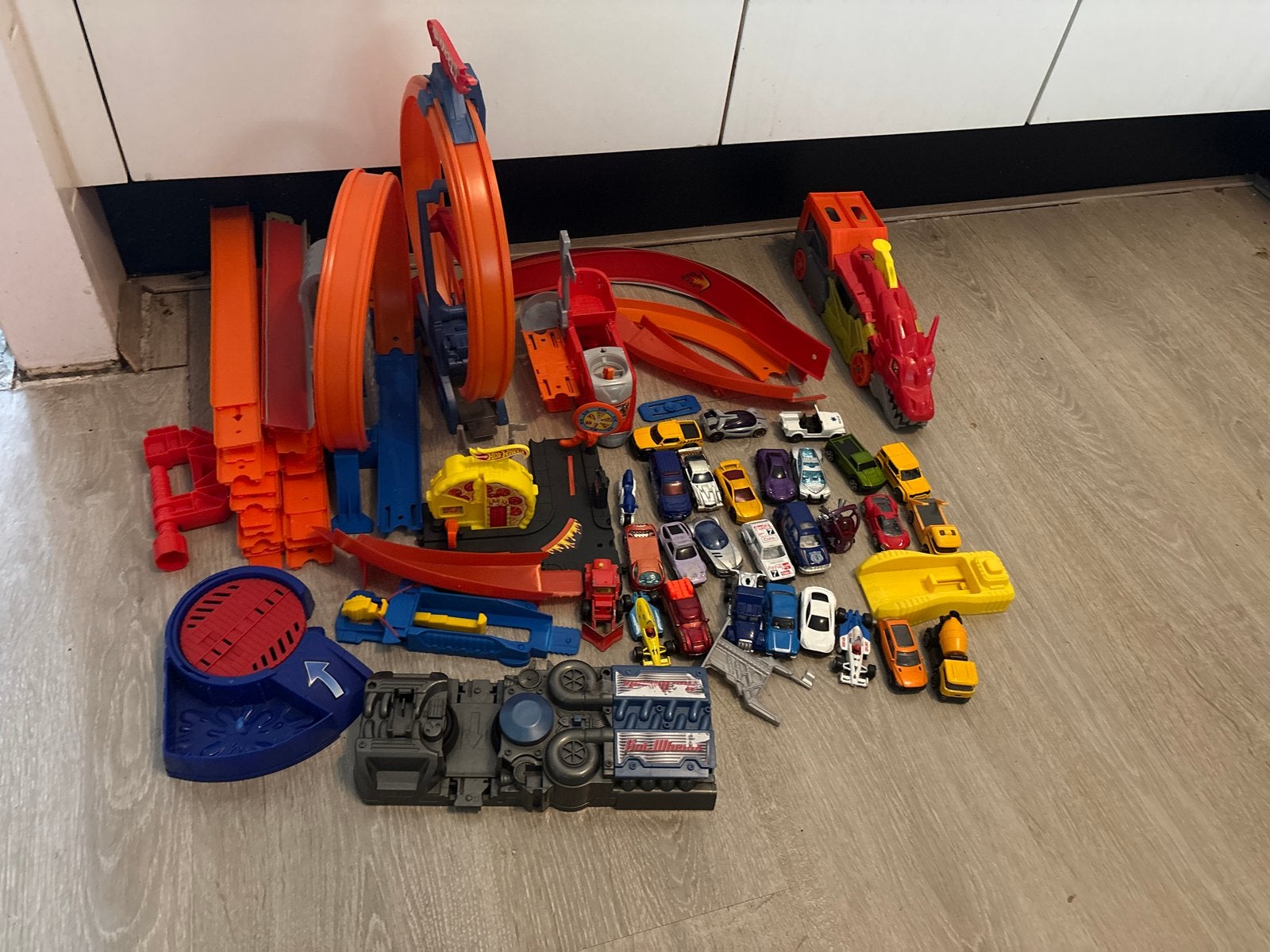 Grote Hot Wheels Baanset met veel auto's en accessoires, Kinderen en Baby's, Ophalen, Gebruikt