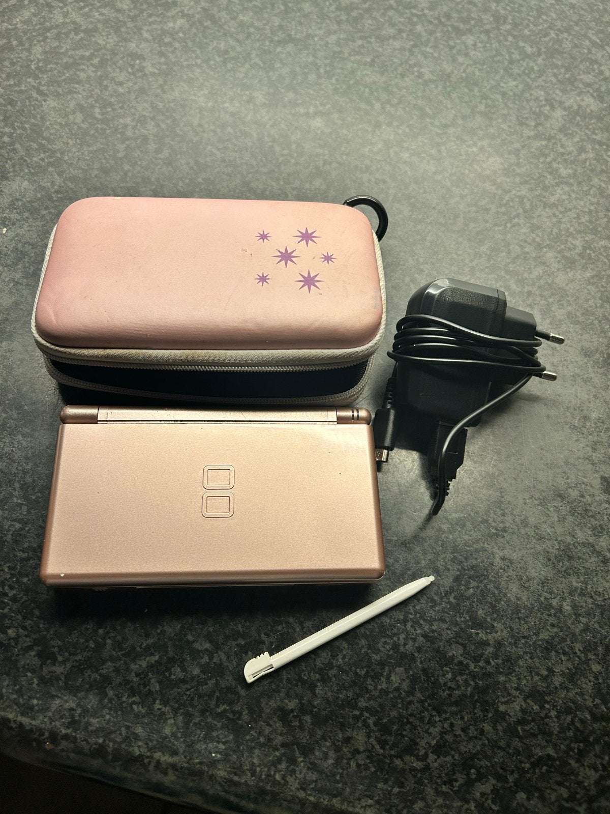 Roze Nintendo DS Lite met oplader en beschermhoes, Spelcomputers en Games, Gebruikt, Ophalen of Verzenden, Roze, Met beschermhoes of tas