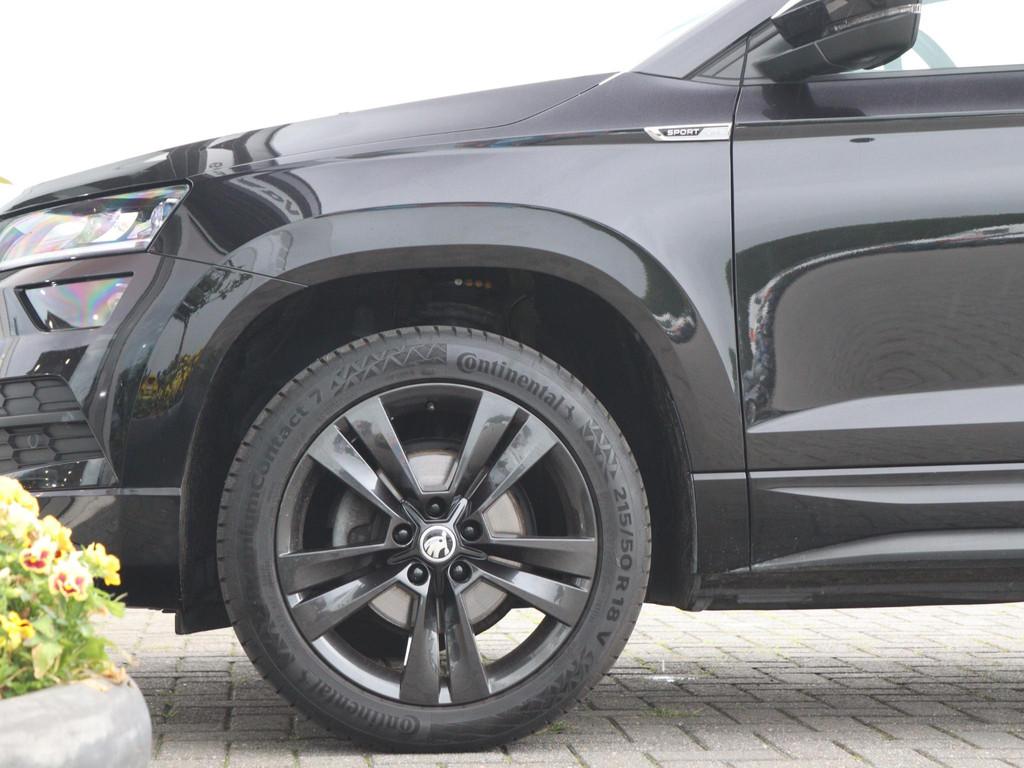 Skoda Karoq 1.5 TSI 150 pk DSG ACT Sportline Business Camera, Auto's, Stof, 4 cilinders, 150 pk, Zwart