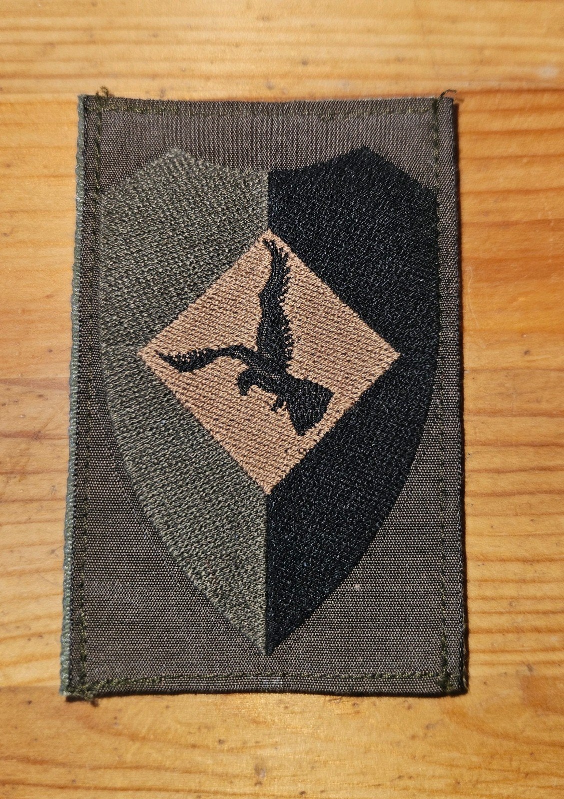 Mouwembleem Luchtmobiele Brigade, Ophalen of Verzenden, Landmacht, Nederland, Embleem of Badge