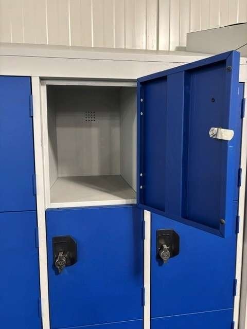 Lockerkast 15 deurs lichtgrijs met donkerblauwe deuren, Niet ingevuld, Gebruikt, Niet ingevuld, Ophalen of Verzenden