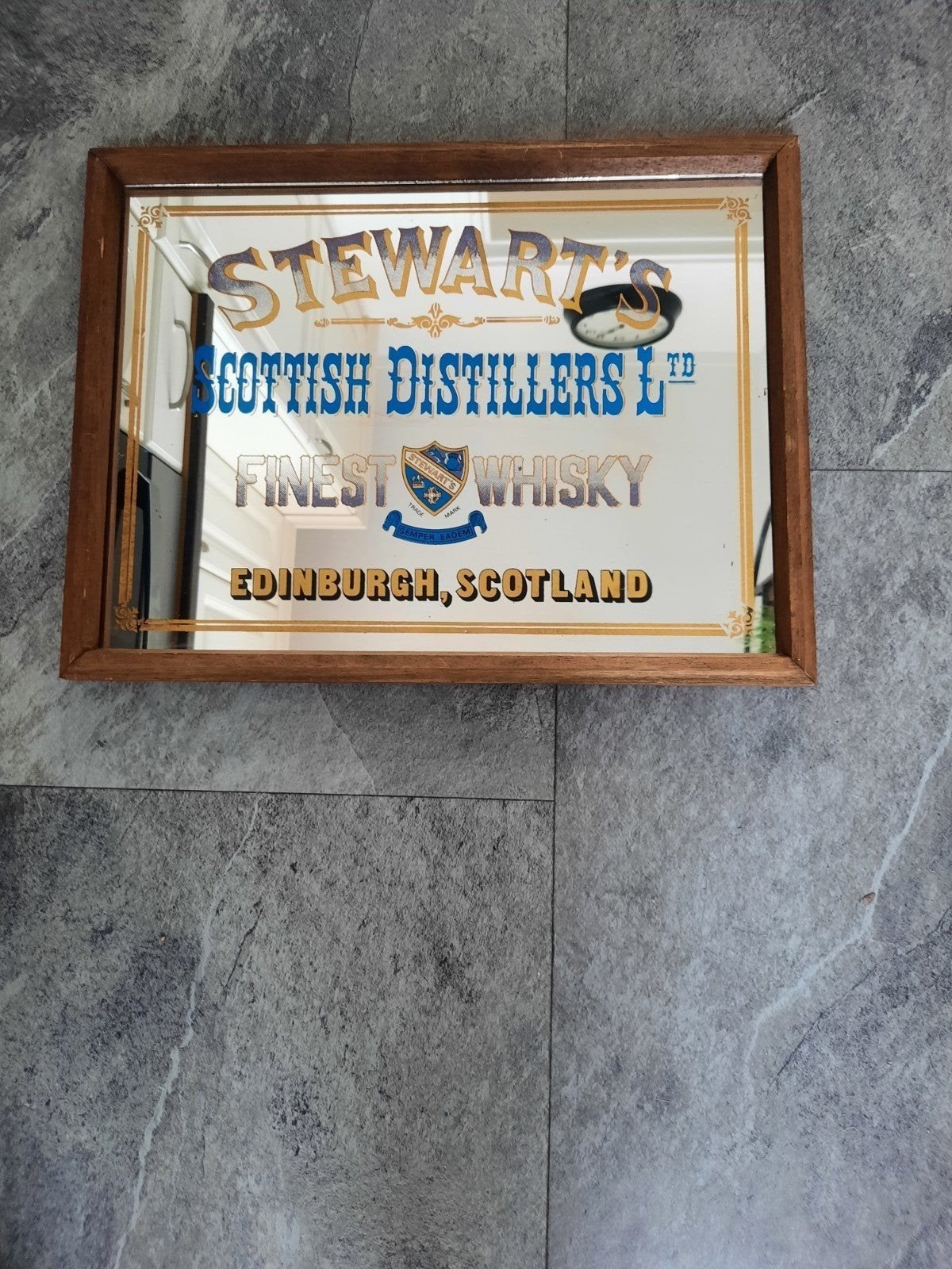 Vintage Stewart's Finest Whisky spiegel met houten lijst, Ophalen, Rechthoekig, 50 tot 100 cm, Minder dan 100 cm