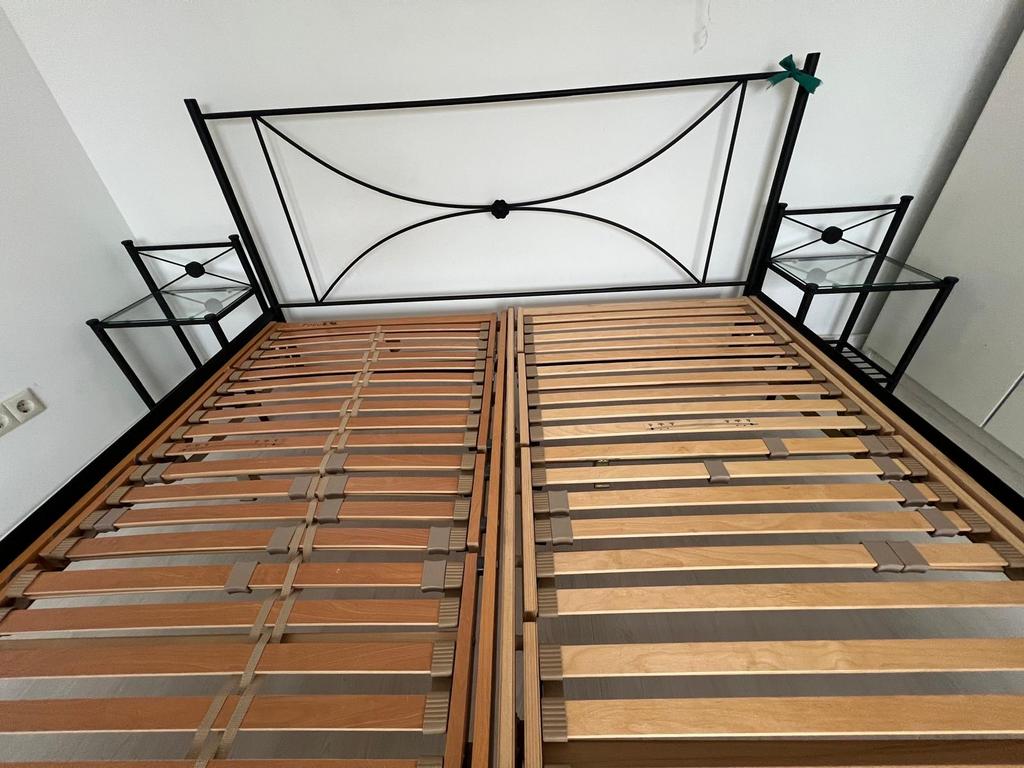 Mooi tweepersoonsbed met tafeltjes, zonder lattenbodem, Ophalen, Gebruikt, Zwart, Tweepersoons