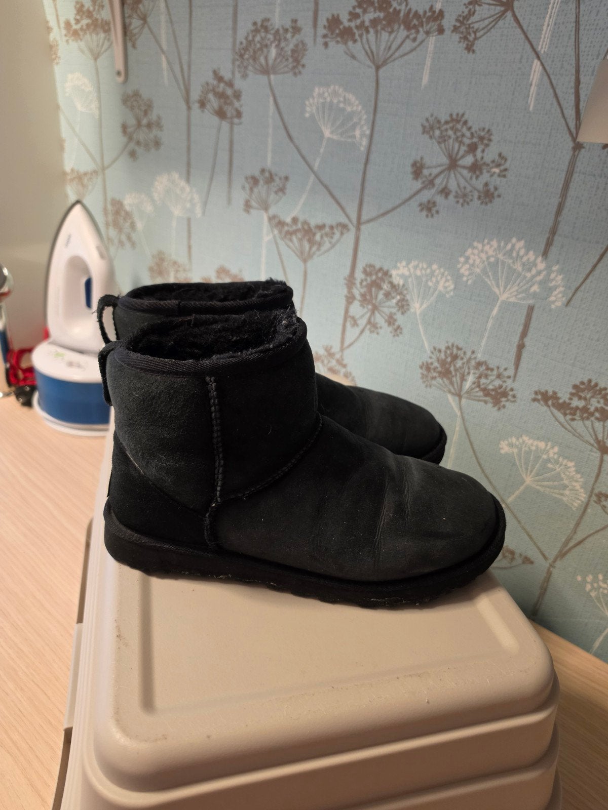 Zwarte UGG laarzen - Gedragen, maar nog goed, UGG, Zwart, Lage of Enkellaarzen, Ophalen of Verzenden