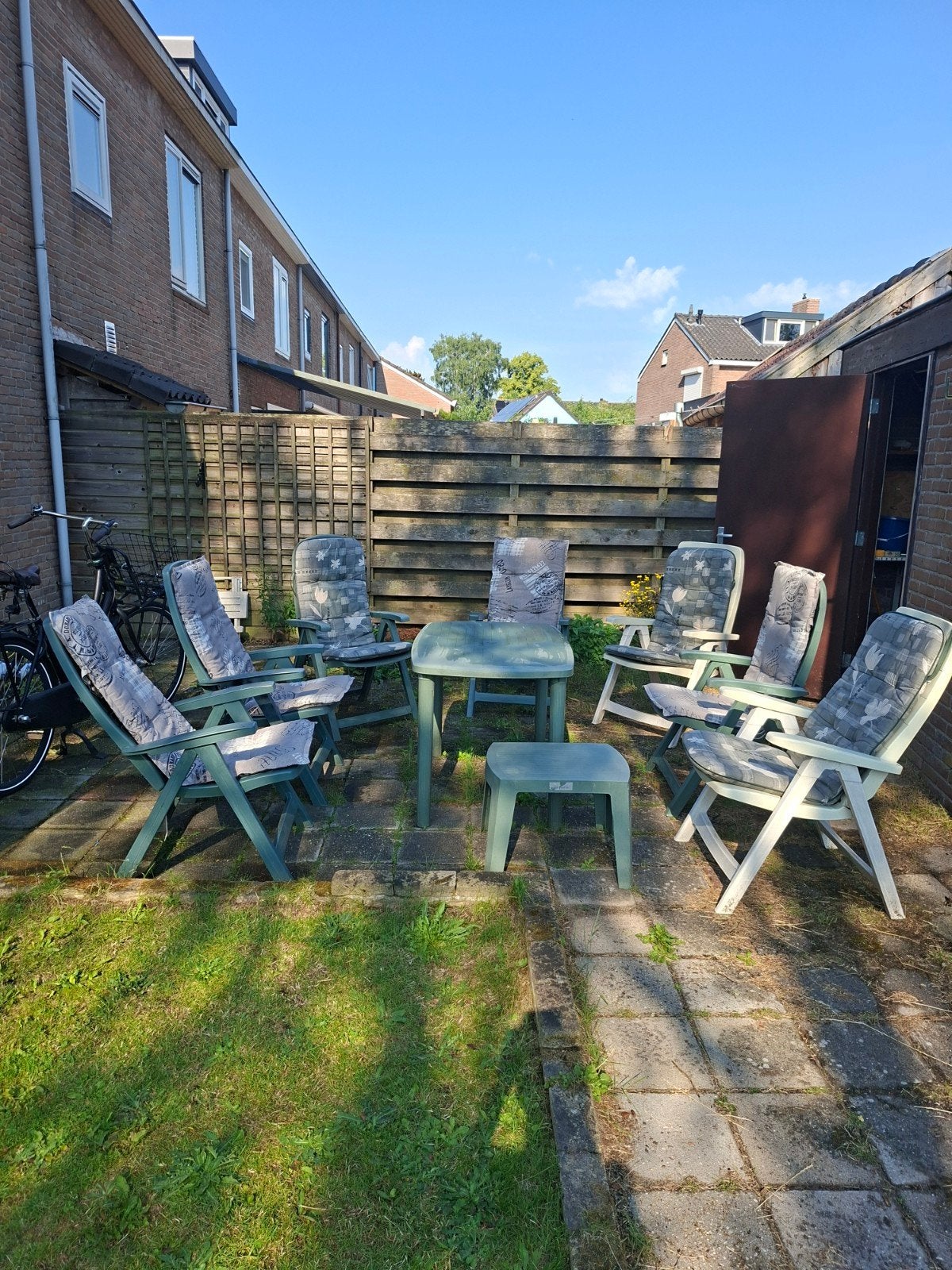 7 verstelbare tuinstoelen met tafel en krukje., Tuin en Terras, Ophalen, Gebruikt, Kunststof