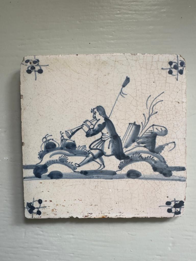 Antieke Delfts Blauwe Tegel met Jager en Hoorn, Antiek en Kunst, Antiek | Wandborden en Tegels, Ophalen of Verzenden