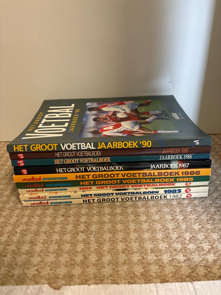 Het Groot Voetbal Jaarboek Collectie (1982-1990), Ophalen of Verzenden, Zo goed als nieuw