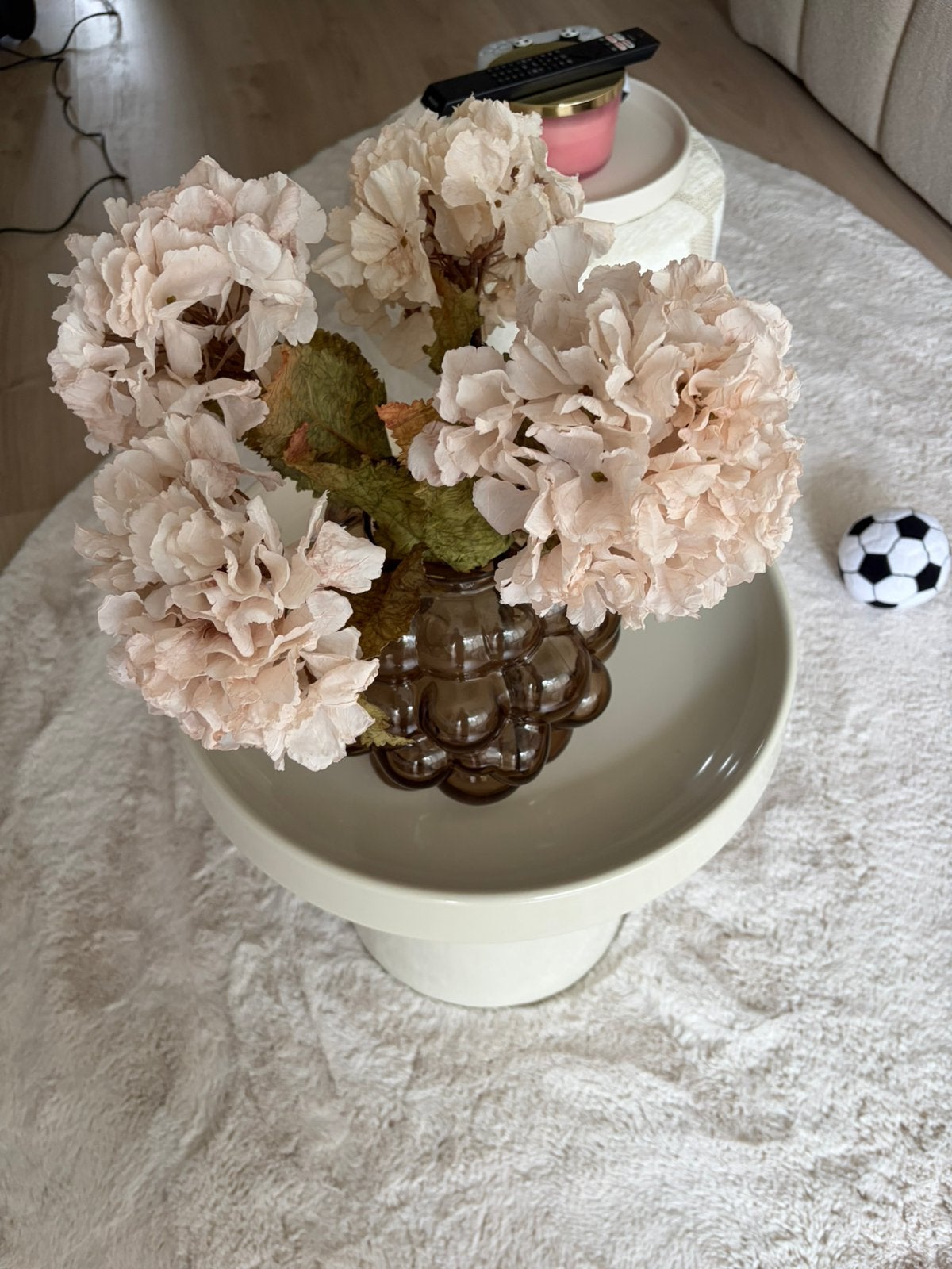 Bruine vaas met beige bloemen, Ophalen of Verzenden, Zo goed als nieuw