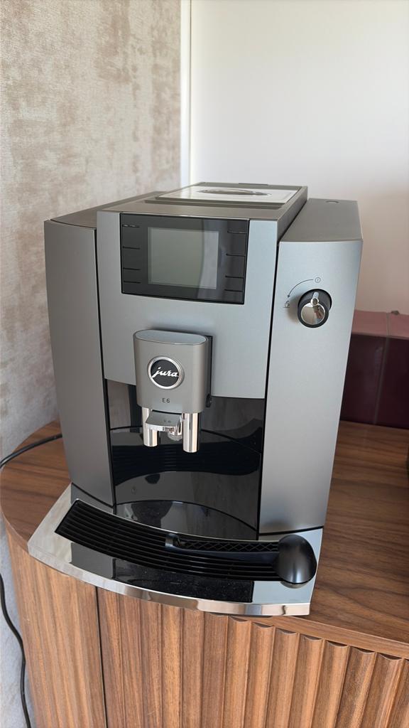 Jura E6 - Dark Inox - nieuw, Witgoed en Apparatuur, Afneembaar waterreservoir, 2 tot 4 kopjes, Koffiemachine, Nieuw