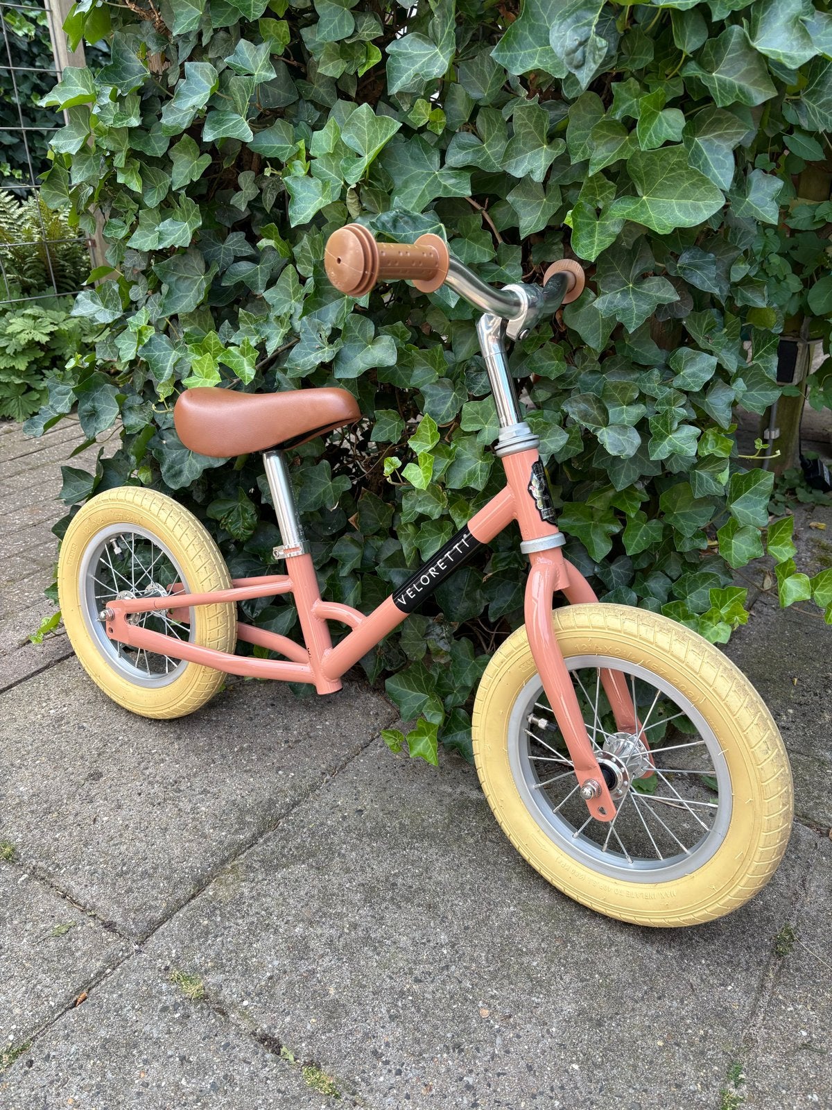Veloretti loopfiets zalm roze in goede staat, Ophalen, Zo goed als nieuw, Minder dan 16 inch