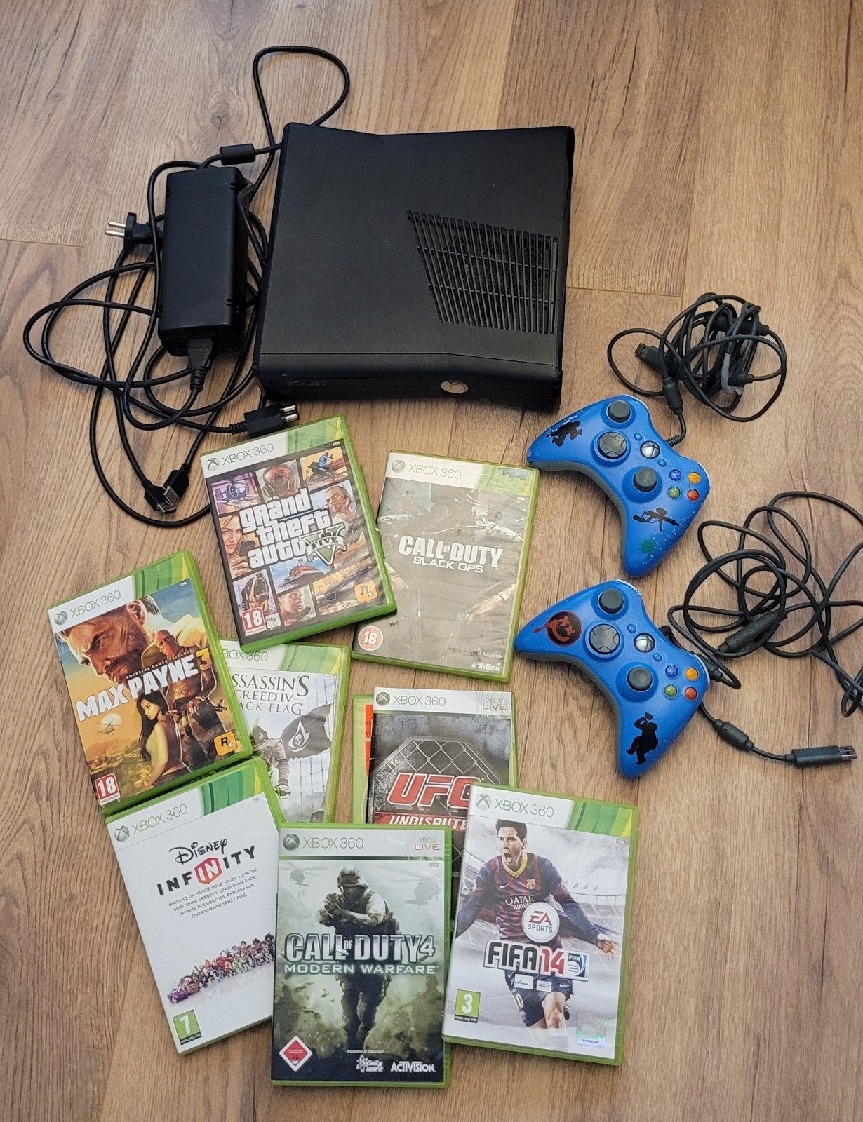 Xbox 360 met 2 controllers en 8 spellen oa GTA Call of Duty, Spelcomputers en Games, Gebruikt, Vanaf 18 jaar, Overige genres, 2 spelers