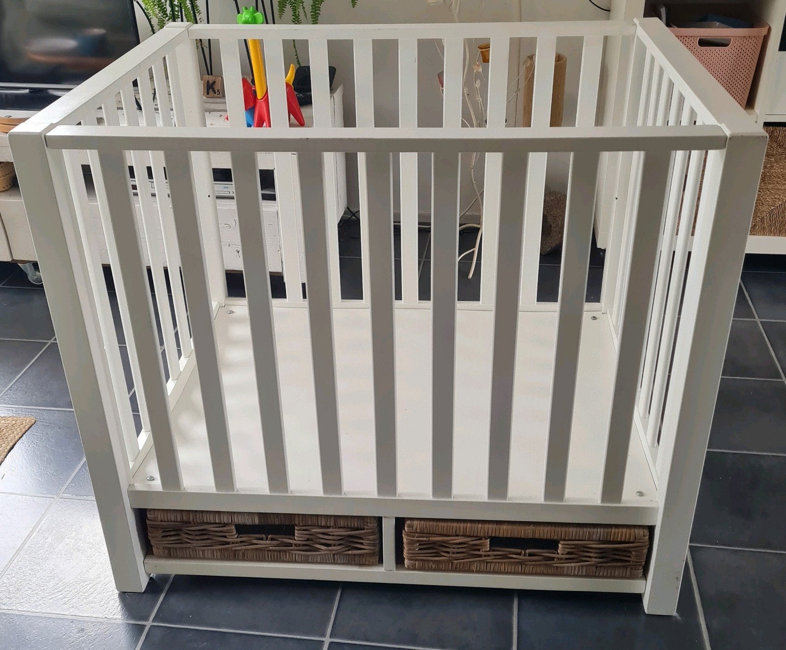 Mooie box met verhoging en rieten manden, Kinderen en Baby's, Ophalen, Gebruikt, In hoogte verstelbaar