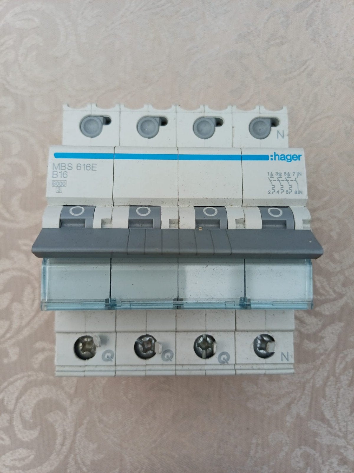 Hager installatieautomaat B16 3-fase (3P+N), Ophalen