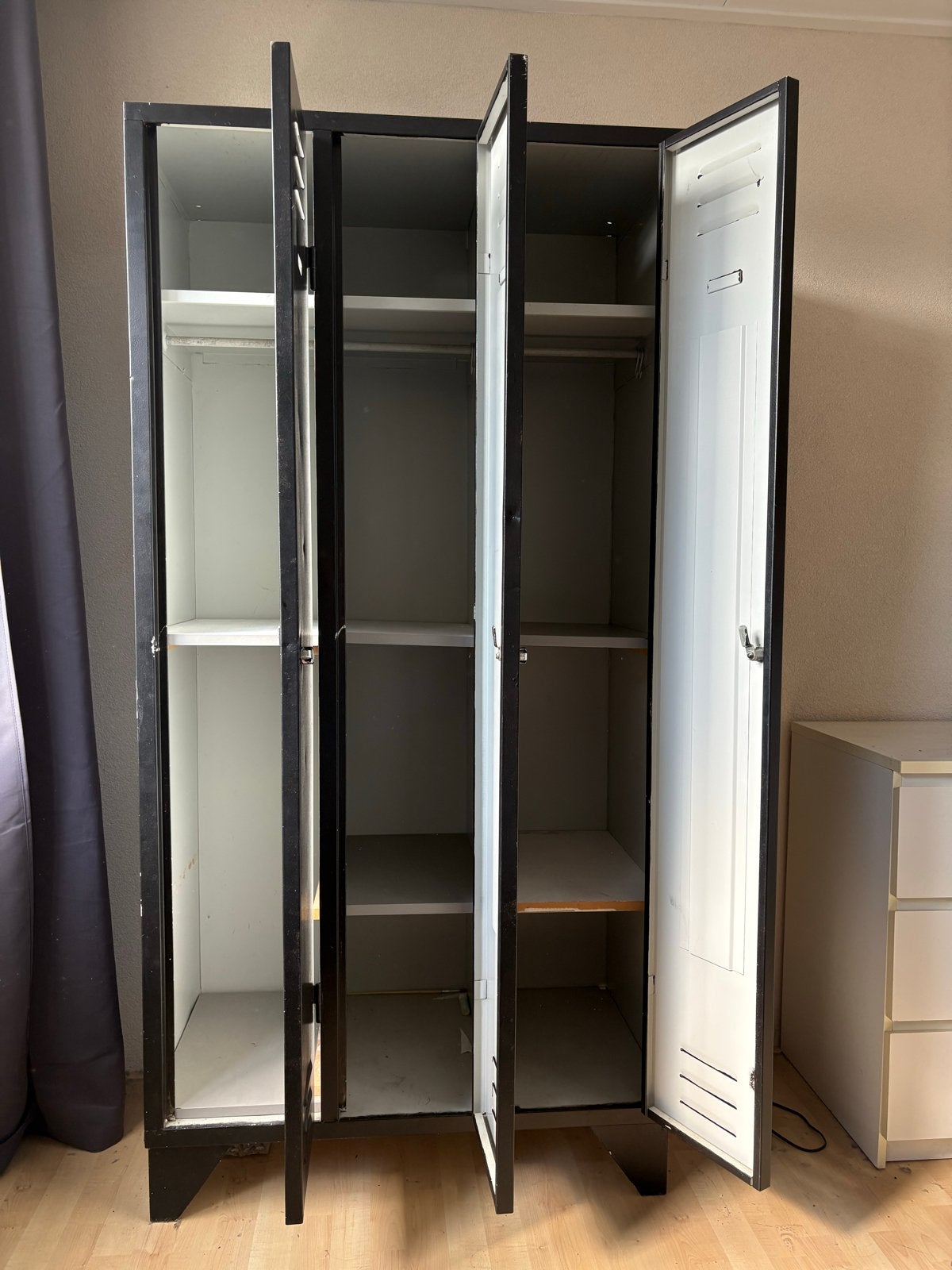 Zwarte metalen locker met 3 deuren, Huis en Inrichting, Kasten | Lockerkasten, Ophalen, Gebruikt