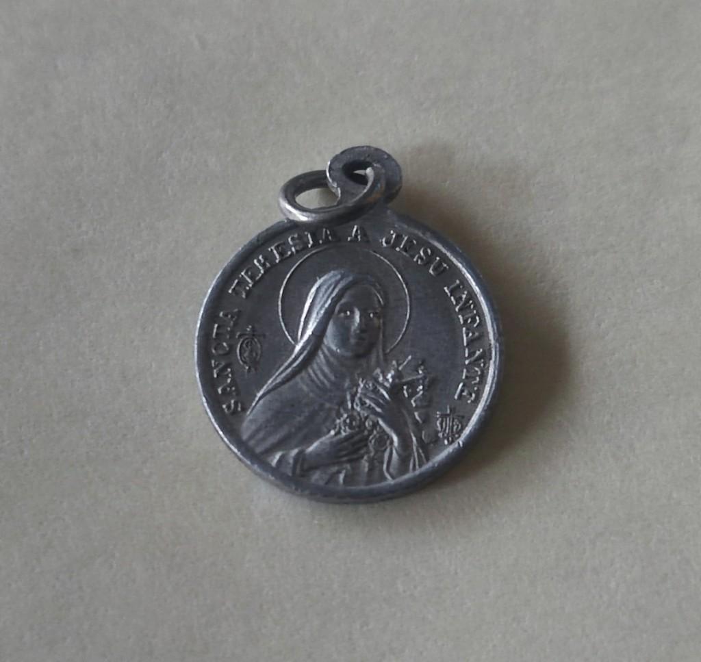 5 Medailles van de Heilige Theresia., Verzamelen, Religie, Ophalen of Verzenden, Gebruikt, Overige typen, Christendom | Katholiek