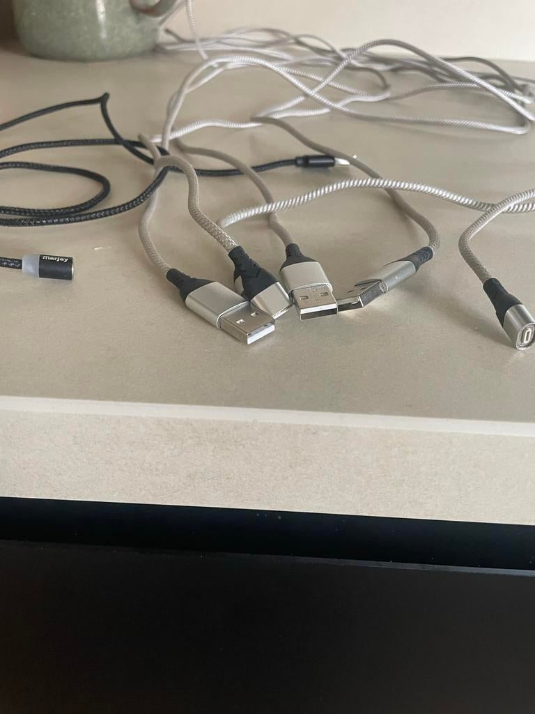 Oplaadkabels met 1 magneet voor opladen telefoon, Ophalen of Verzenden, Gebruikt