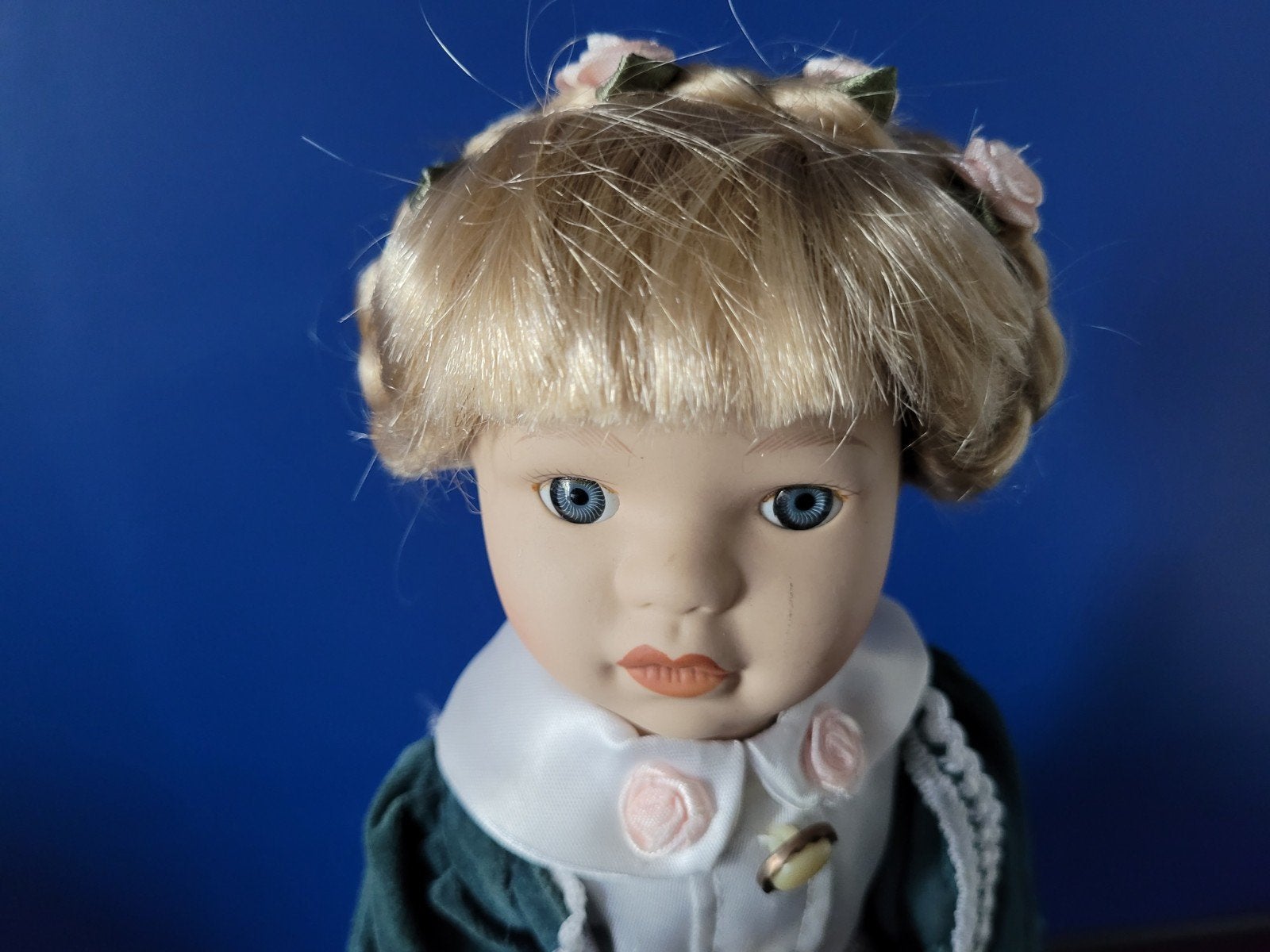 Vintage Porseleinen Pop met Groene Jurk en Bloemen, Ophalen of Verzenden, Gebruikt, Pop
