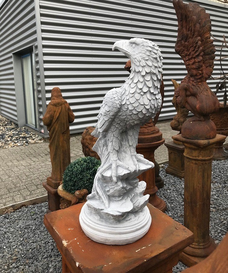 Gedetailleerd sculptuur van een adelaar zittend op een rots, ., Nieuw, Ophalen of Verzenden, .