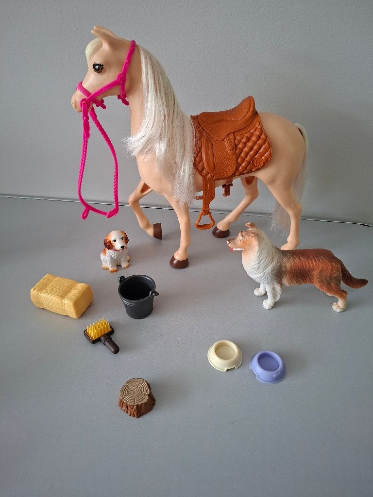 barbie paard met honden en accessoires, Ophalen of Verzenden, Gebruikt, Barbie