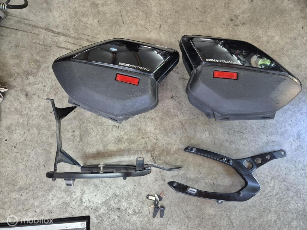 Kofferset koffers 4 sleutels Multistrada 620 1000 1100, Gebruikt, Factorystore.service@ducati.com, Ophalen of Verzenden, Via Antonio Cavalieri Ducati, 74/5, 74/6, 40132 Bologna BO