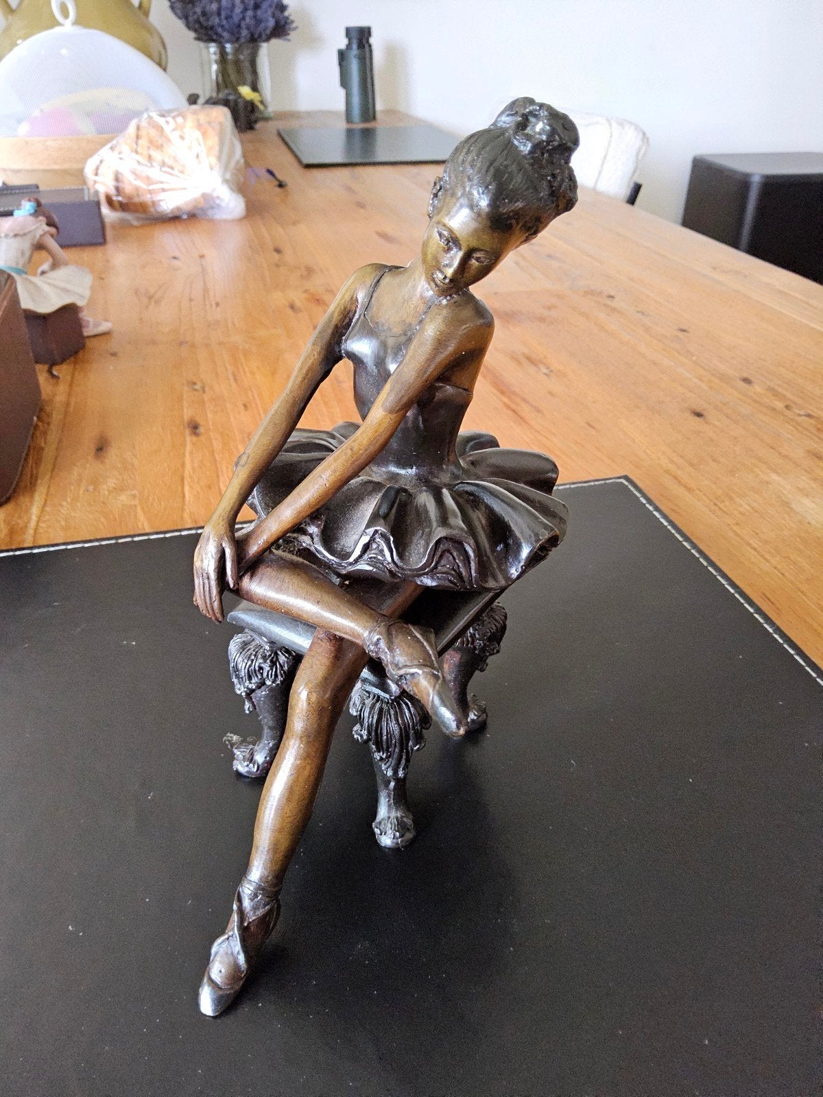 Bronzen beeldje van ballerina op krukje, Antiek en Kunst, Minder dan 20 cm, Ophalen of Verzenden, Beeld, Bruin