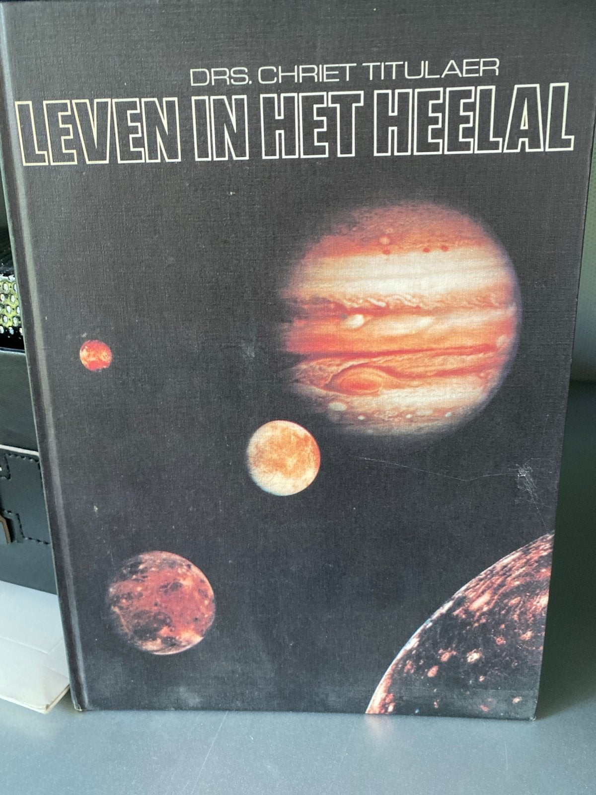 Leven in het Heelal - Drs. Chriet Titulaer, Boeken, Ophalen of Verzenden, Zo goed als nieuw, Natuurwetenschap