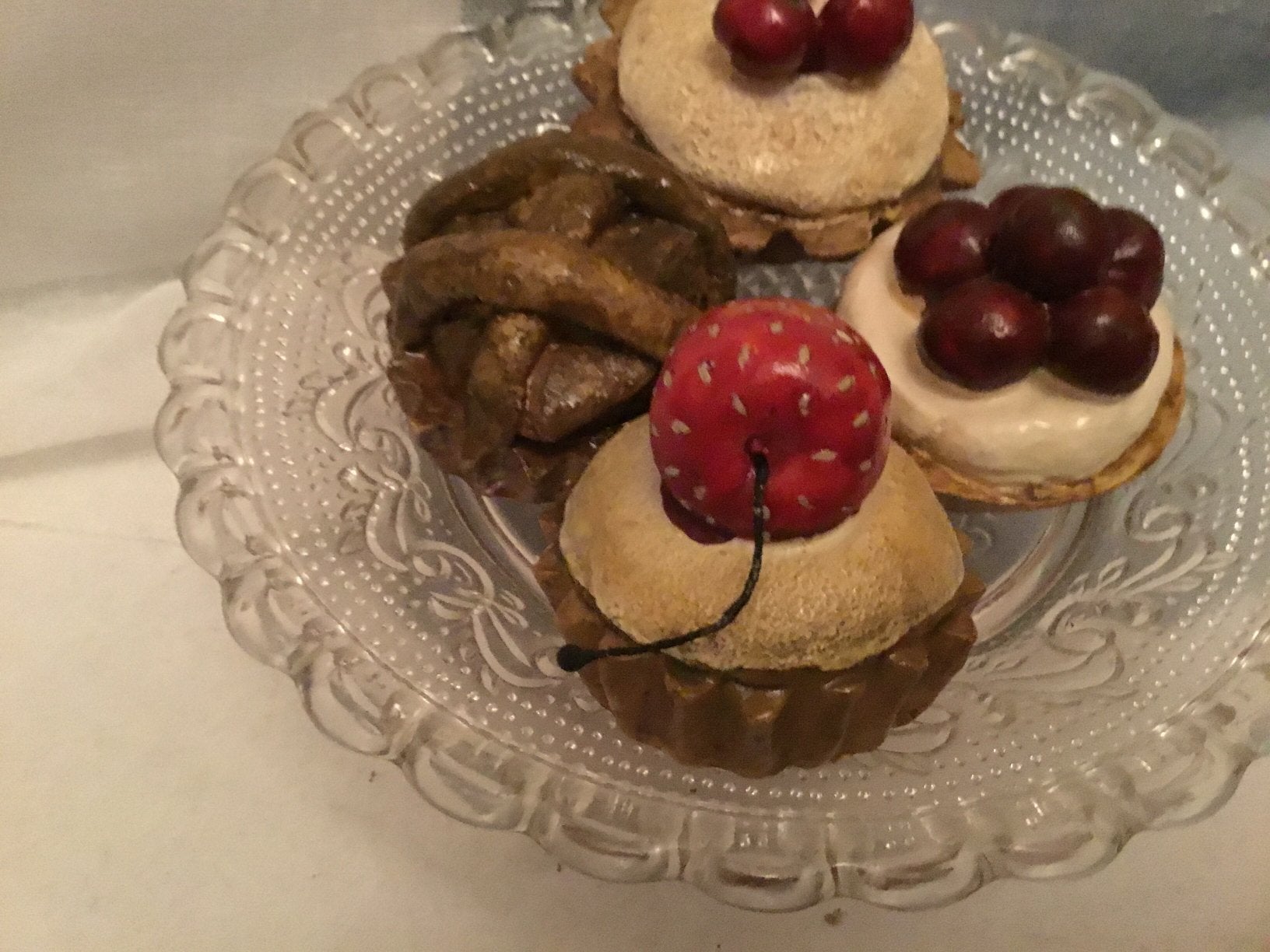 Kunst gebakjes met schaal op voet, Ophalen of Verzenden, Zo goed als nieuw, Rond, Glas