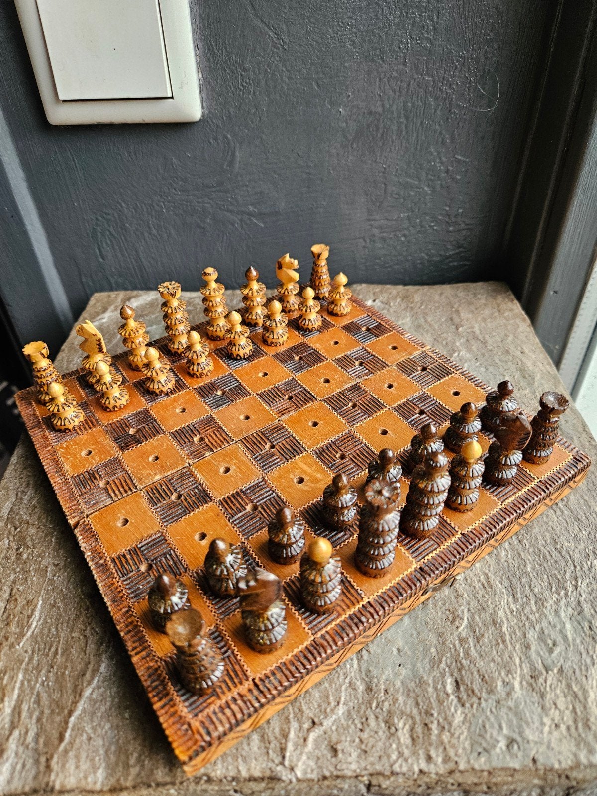 Prachtig Handgesneden houten schaakspel - Reisformaat, Gebruikt, Een of twee spelers, Onbekend, Ophalen of Verzenden