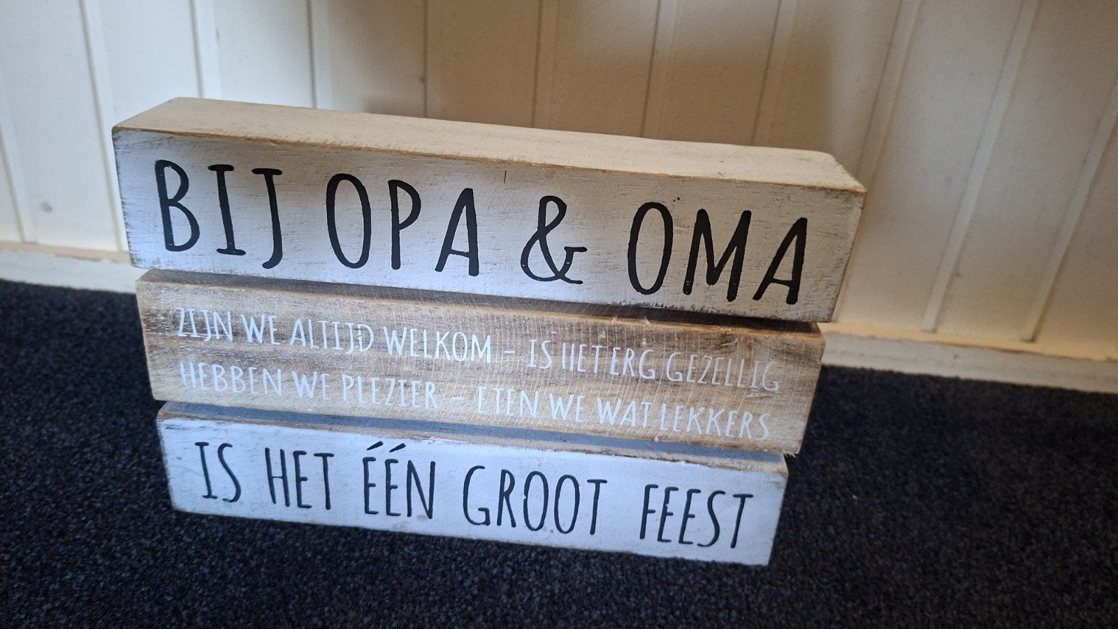 Decoratief houten blokje met tekst 'Bij Opa & Oma', Hout, Gebruikt, Ophalen of Verzenden, Landelijk