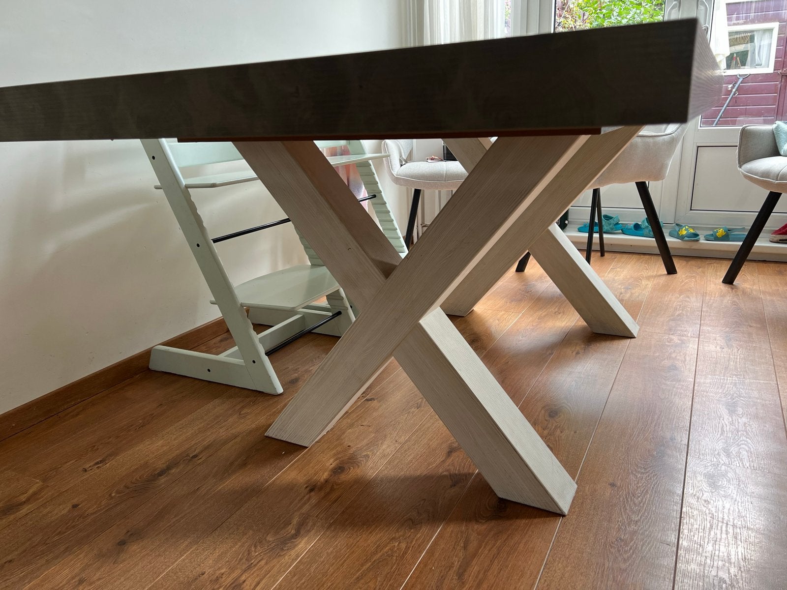 Eettafel met X-poten - Modern en ruim, Zo goed als nieuw, 150 tot 200 cm, Vier personen, Rechthoekig