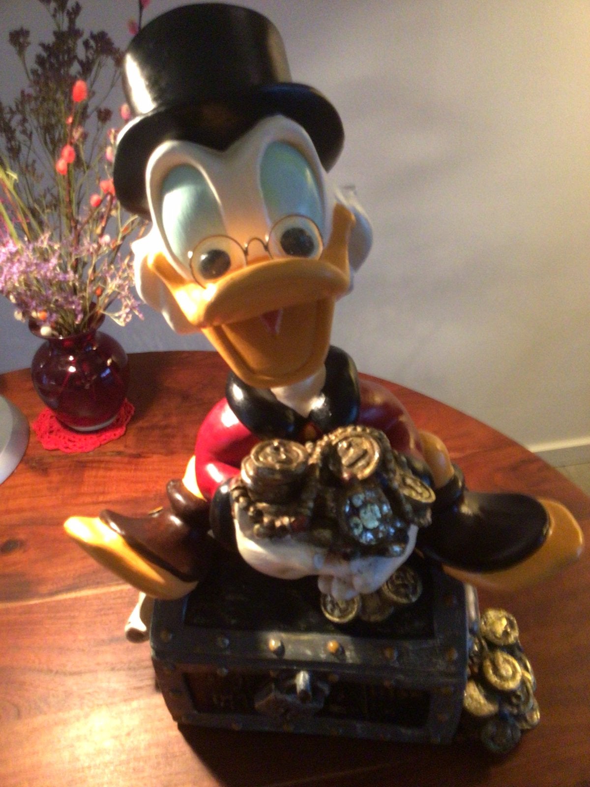 Dagobert Duck,op zijn geldkist, Ophalen of Verzenden, Donald Duck, Zo goed als nieuw, Beeldje of Figuurtje