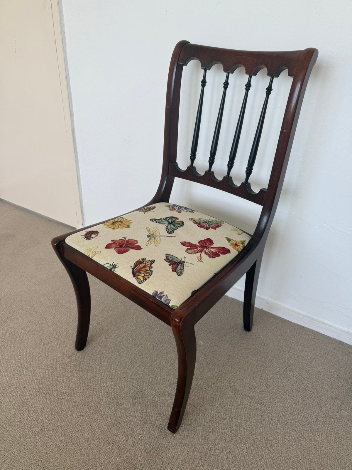 Vintage houten stoel met bloemen en vlinder stoffering, Ophalen of Verzenden