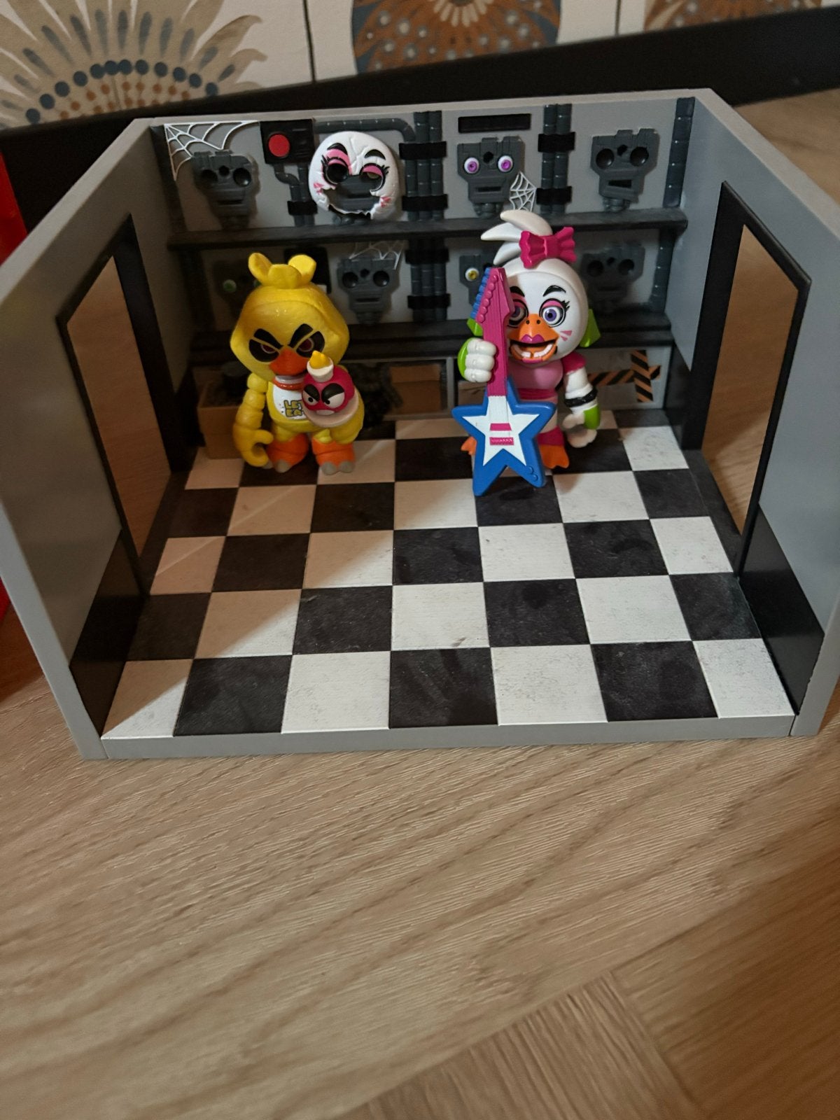 FNAF Poppetjes met Huisje - Chica en Glamrock Chica, Ophalen, Gebruikt