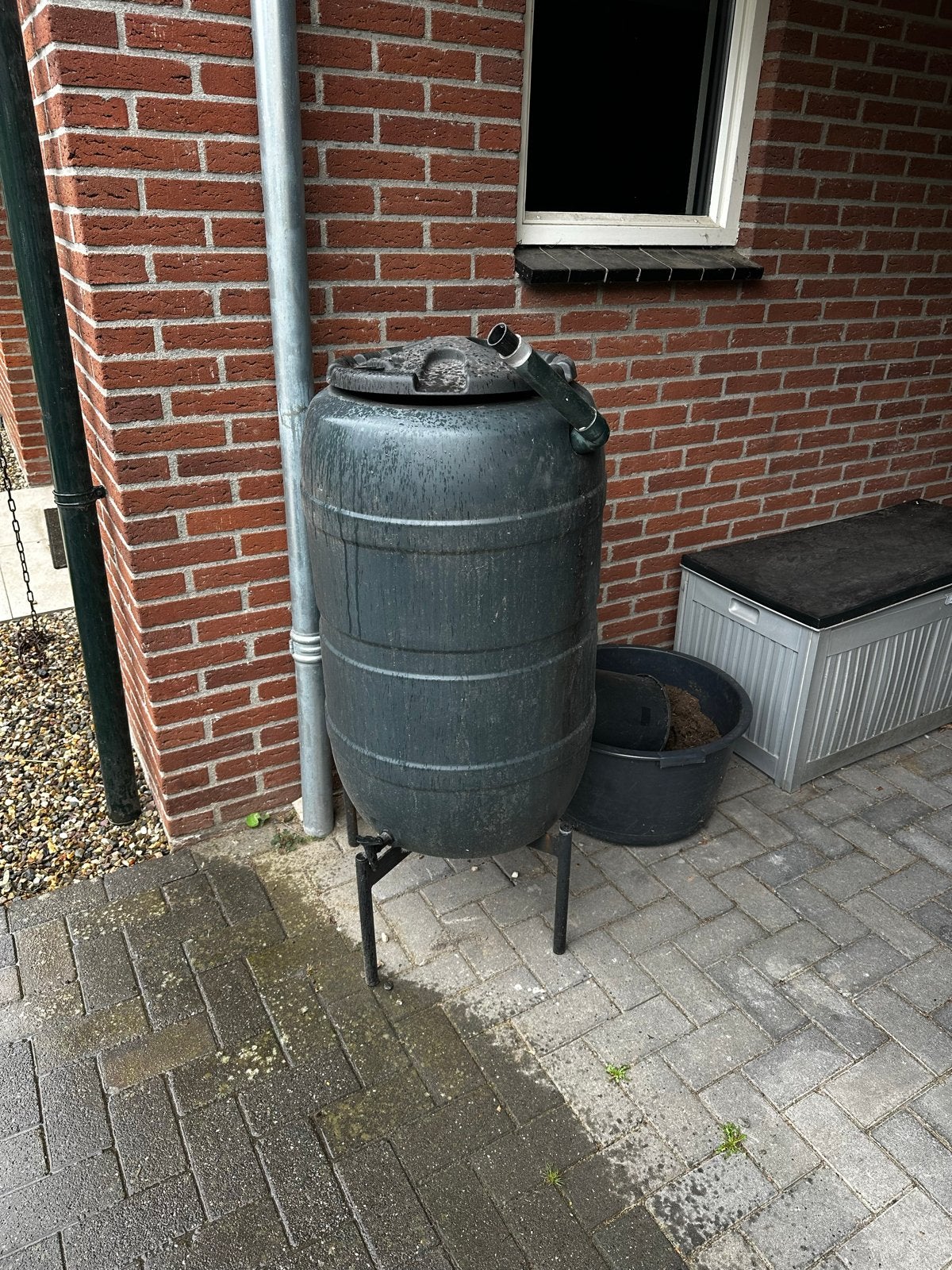Regenton met standaard en kraantje - 150 liter, Ophalen, Kunststof, Gebruikt, Met kraantje