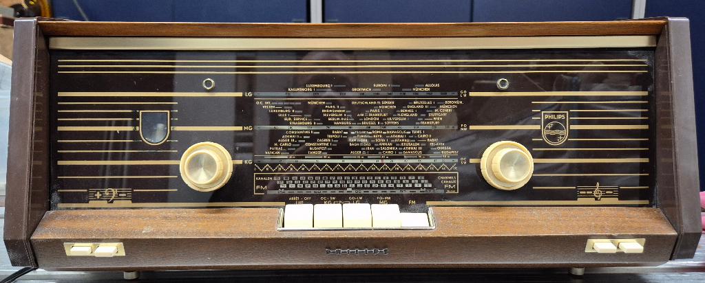 Vintage Philips radio B4X23A/01, Antiek en Kunst, Antiek | Tv's en Audio, Ophalen