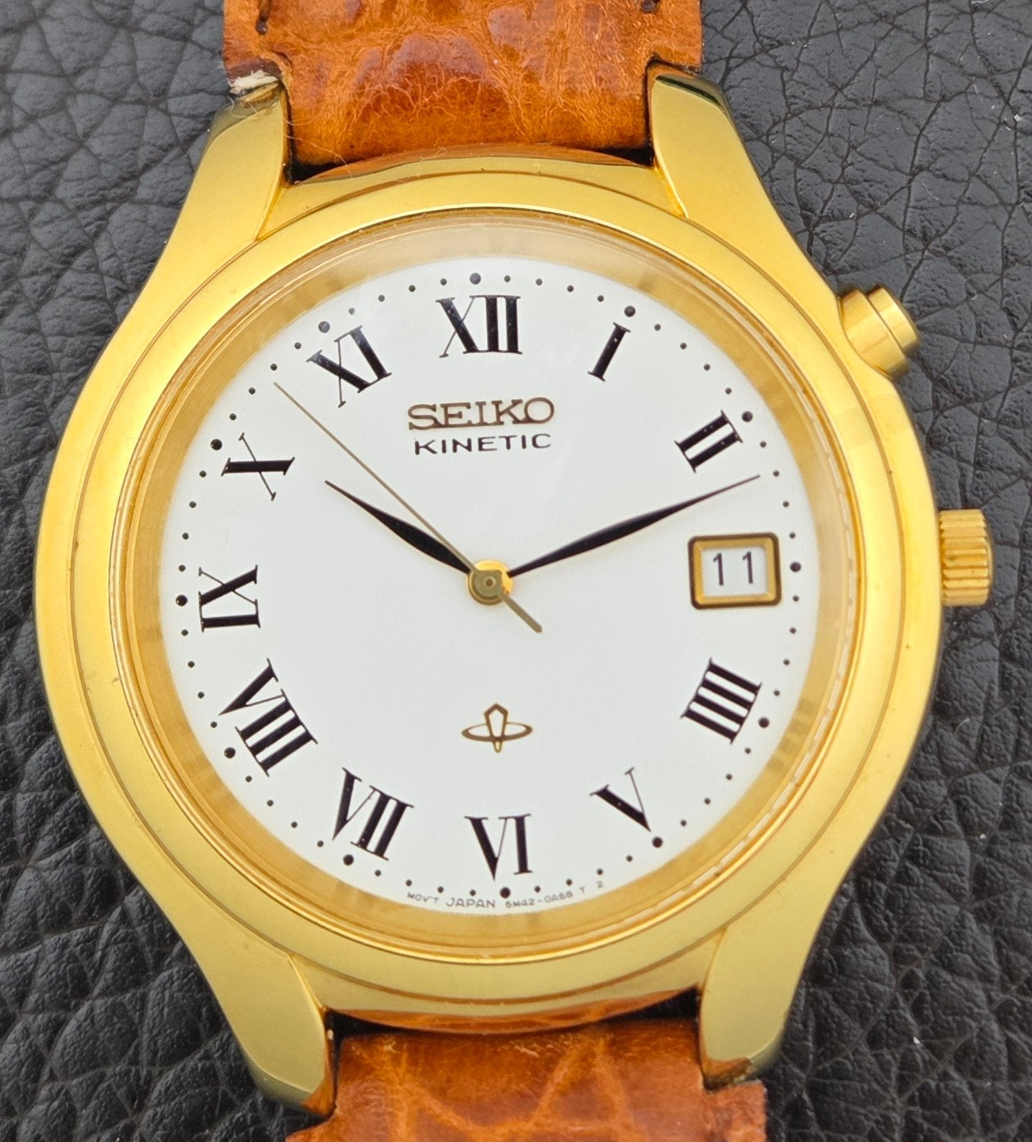 NOS Seiko kinetic SKH034P1, saffierglas, nieuwe accu, Seiko, Leer, Staal, Polshorloge