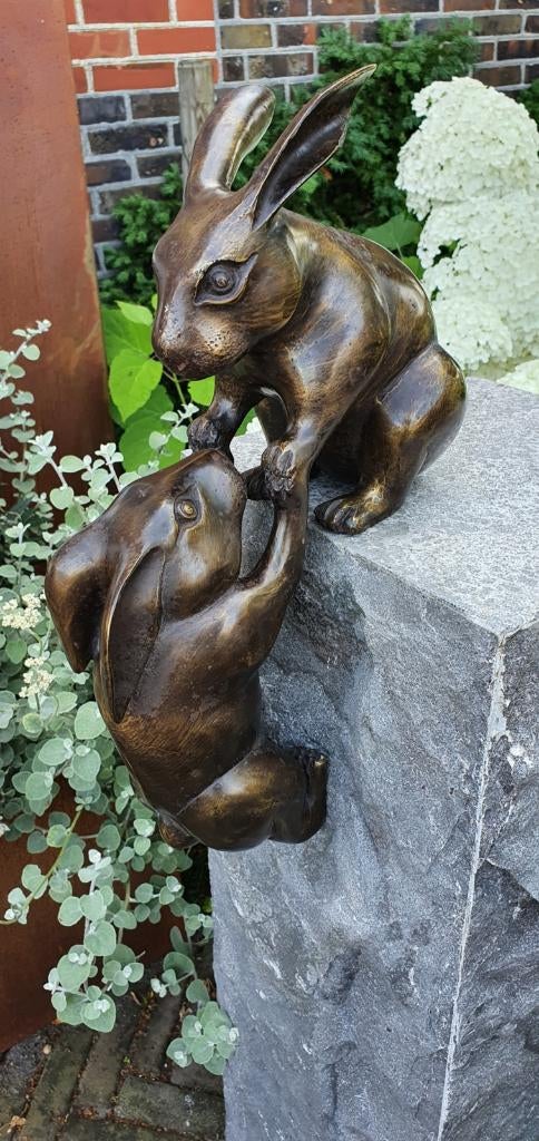 HELPENDE HAZEN / Bronzen tuinbeeld