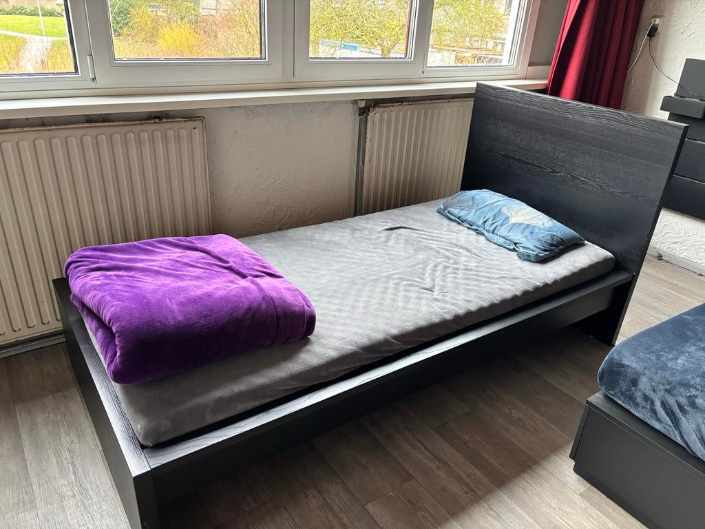 IKEA Malm eenpersoonsbed met matras - Zo goed als nieuw, Huis en Inrichting, Slaapkamer | Bedden, Ophalen, 90 cm, Eenpersoons