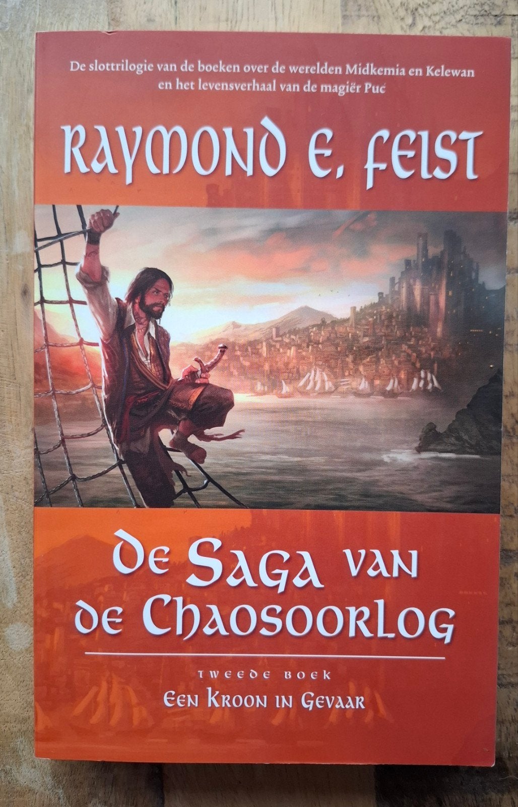 Een kroon in gevaar - Raymond E. Feist, Ophalen of Verzenden, Gelezen, Raymond E. Feist