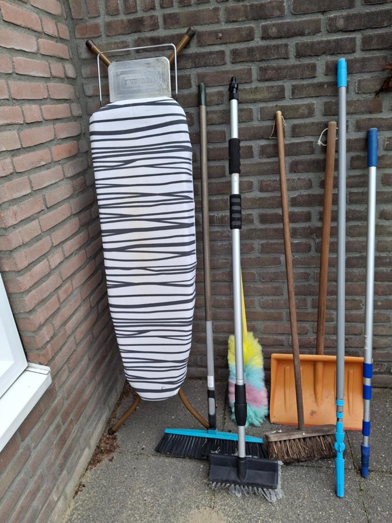 Verschillende schoonmaakspullen en strijkplank Brabantia, Ophalen