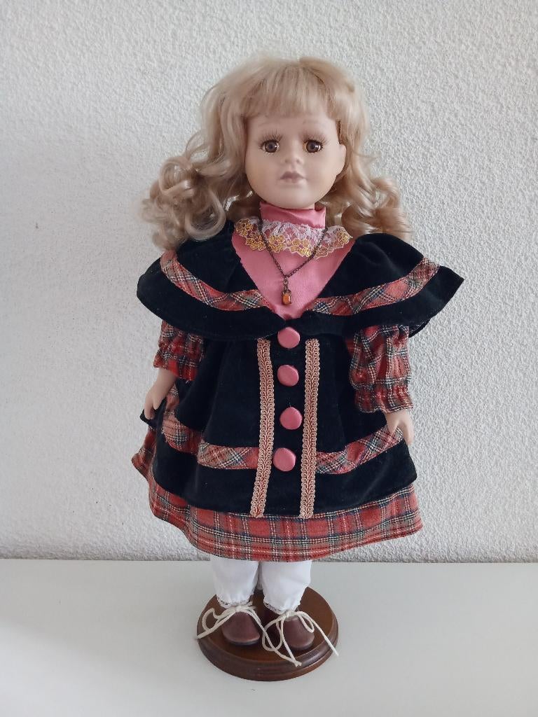 Een Porseleinen Pop met een Mooie Ketting, Ophalen of Verzenden, Gebruikt, Pop