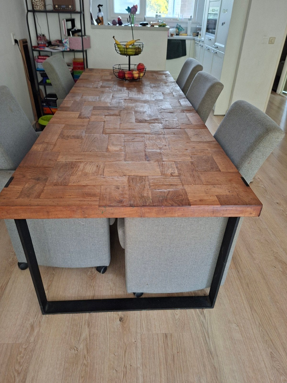 Robuuste houten eettafel met metalen onderstel, Gebruikt, 200 cm of meer, 50 tot 100 cm, Vijf personen of meer
