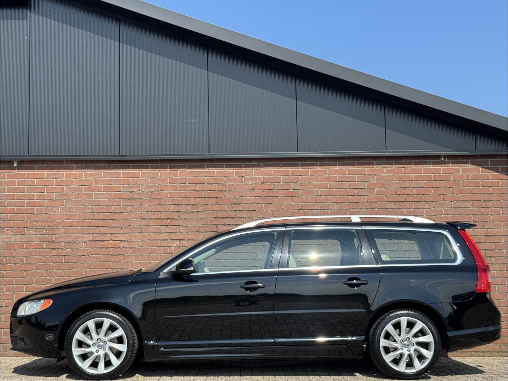 Volvo V70 1.6 T4 SUMMUM | LEDER! | XENON! | TREKHAAK!, Auto's, Euro 5, Beige, 4 cilinders, 179 pk