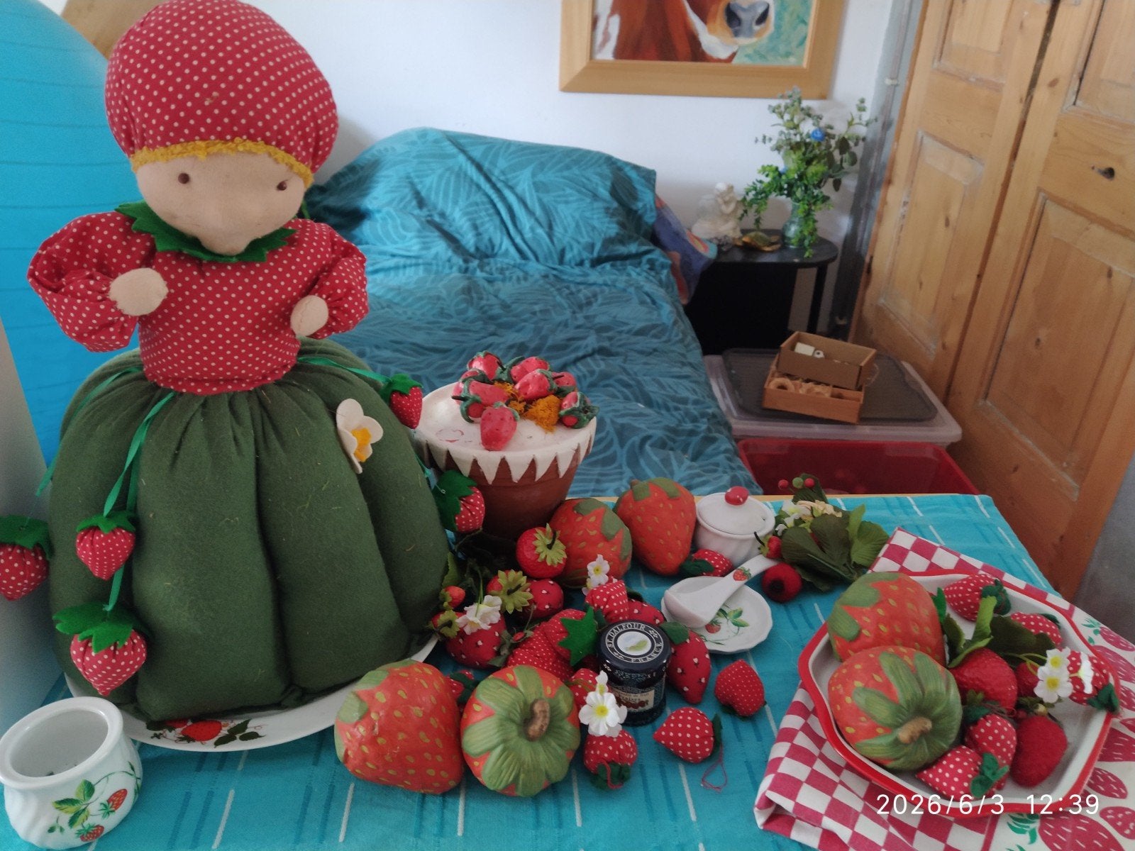 Seizoen tafel aardbeien vrouwtje van wol, Ophalen of Verzenden, Pop
