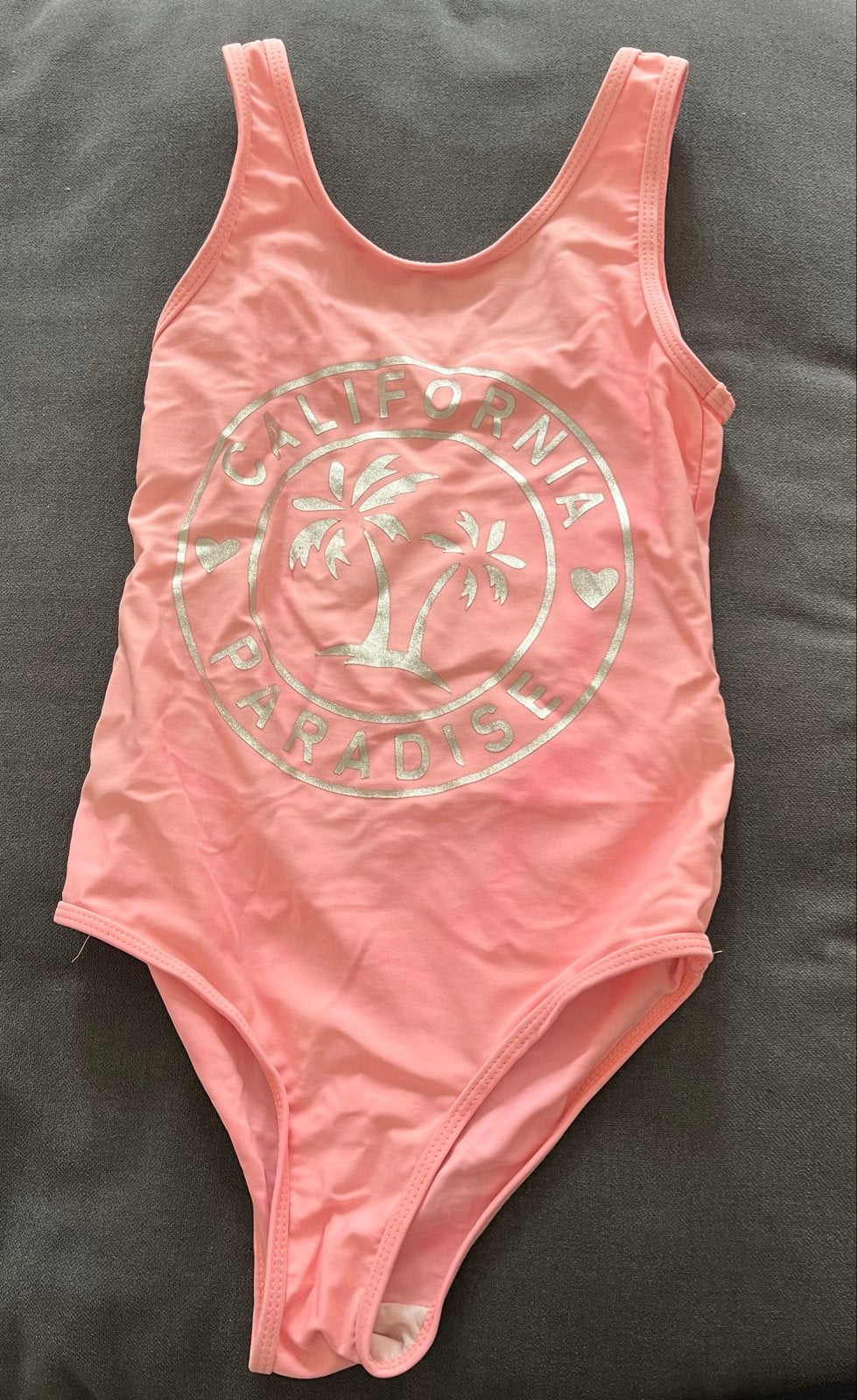 Roze badpak met 'California Paradise' opdruk. Maat 134/140, Gebruikt, Meisje, Badpak, Ophalen of Verzenden