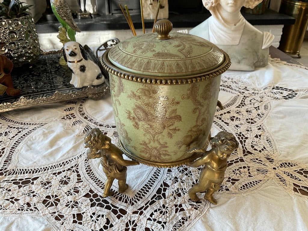 Porselein dekselpot met Bronzen Engeltjes / Centerpiece, Ophalen of Verzenden