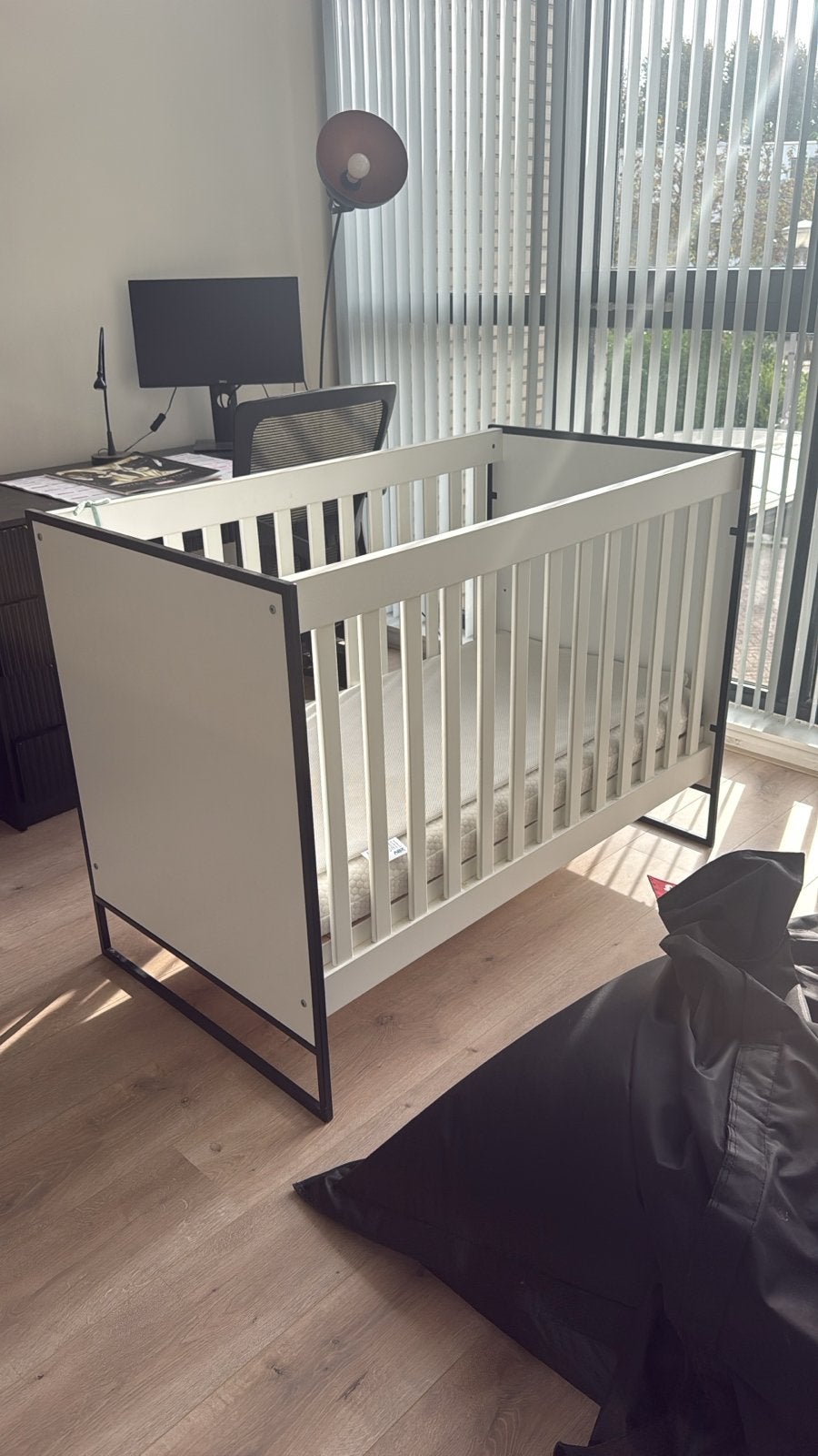 Babybedje wit met verstelbare matrasbodem, Ophalen, 70 tot 85 cm, Zo goed als nieuw, Lattenbodem