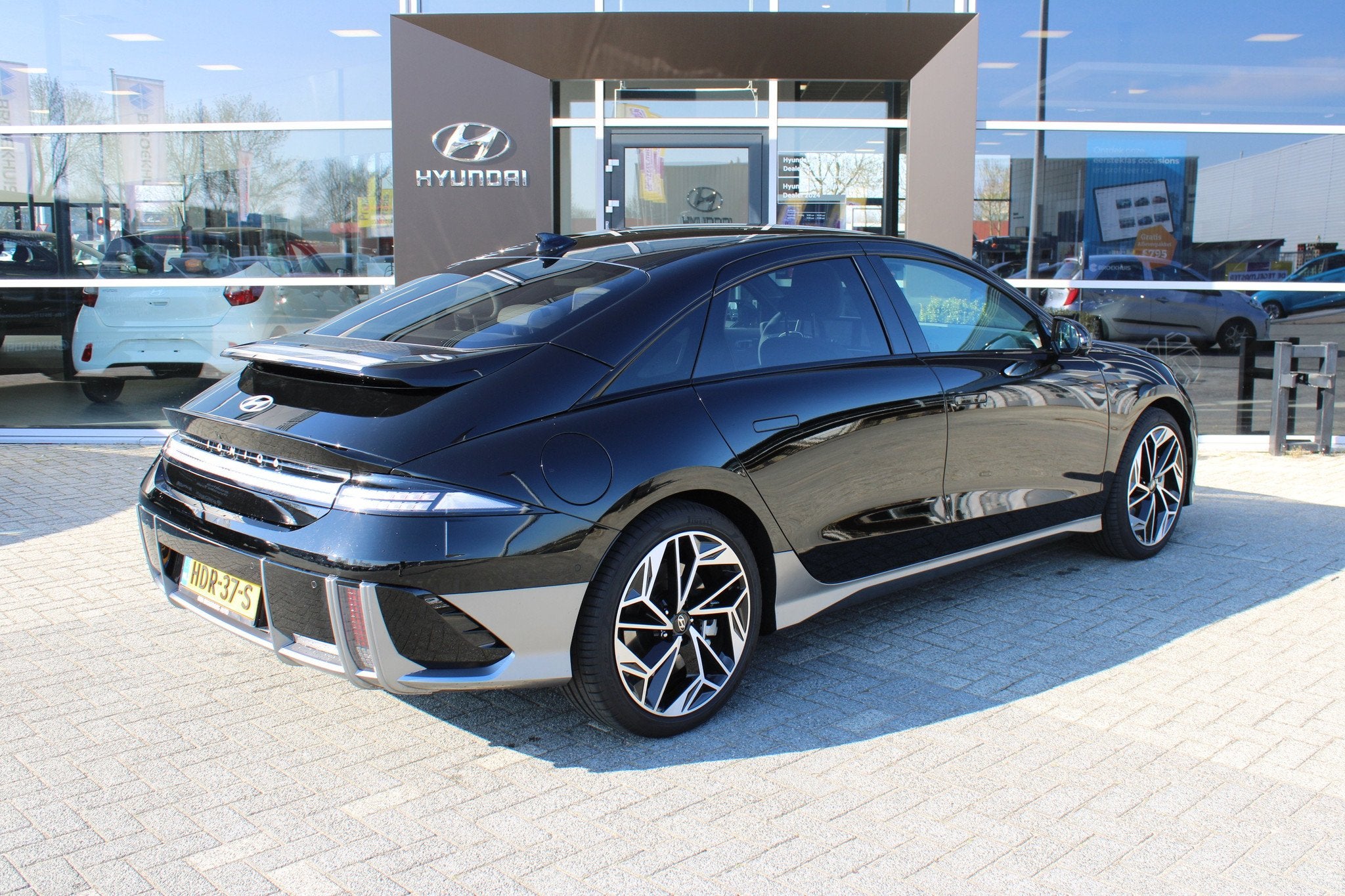 Hyundai IONIQ 6 Lounge AWD 77 kWh | 1500KG trekgewicht | V2L, Auto's, Hyundai, 12 maanden, Gebruikt, Zwart, Sedan