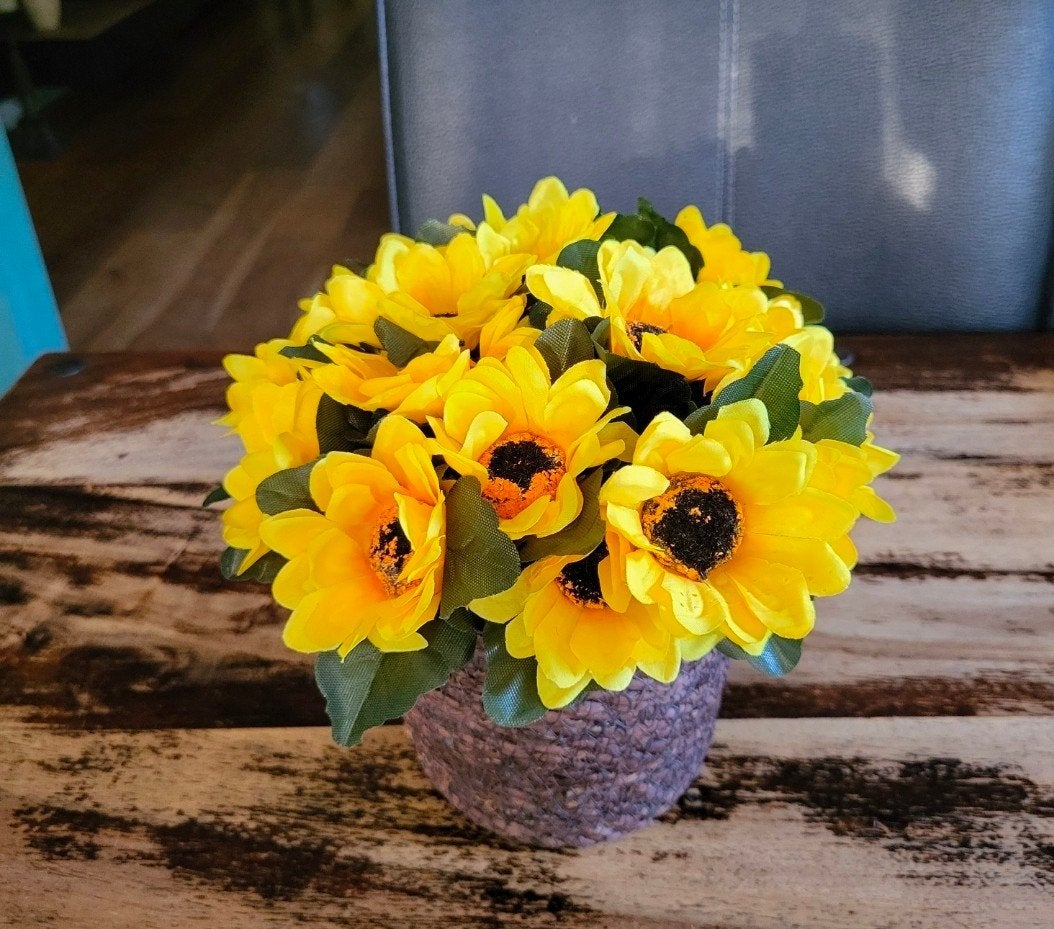 Mandje met kunstbloemen, Huis en Inrichting, Woonaccessoires | Kunstplanten en Kunstbloemen, Ophalen of Verzenden